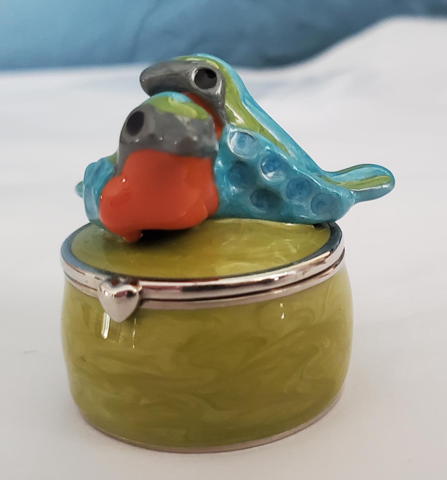 Tiny Vintage Papyrus Lovebirds Round Hinged Enameled Trinket Ring Pill Box EUC