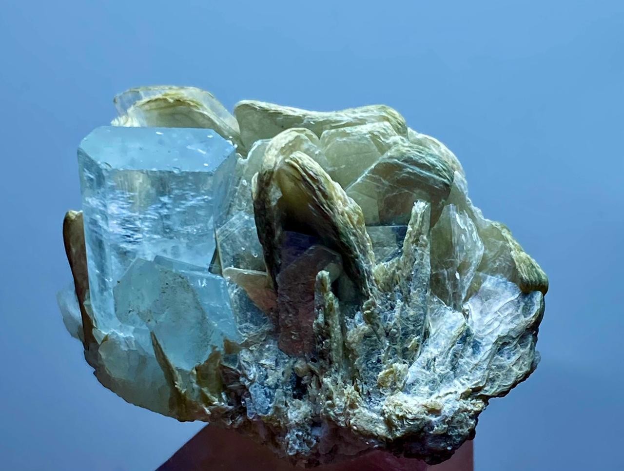 Beautiful Natural Terminated Aquamarine With Mica Crystal Specimen Pakistan 85ct