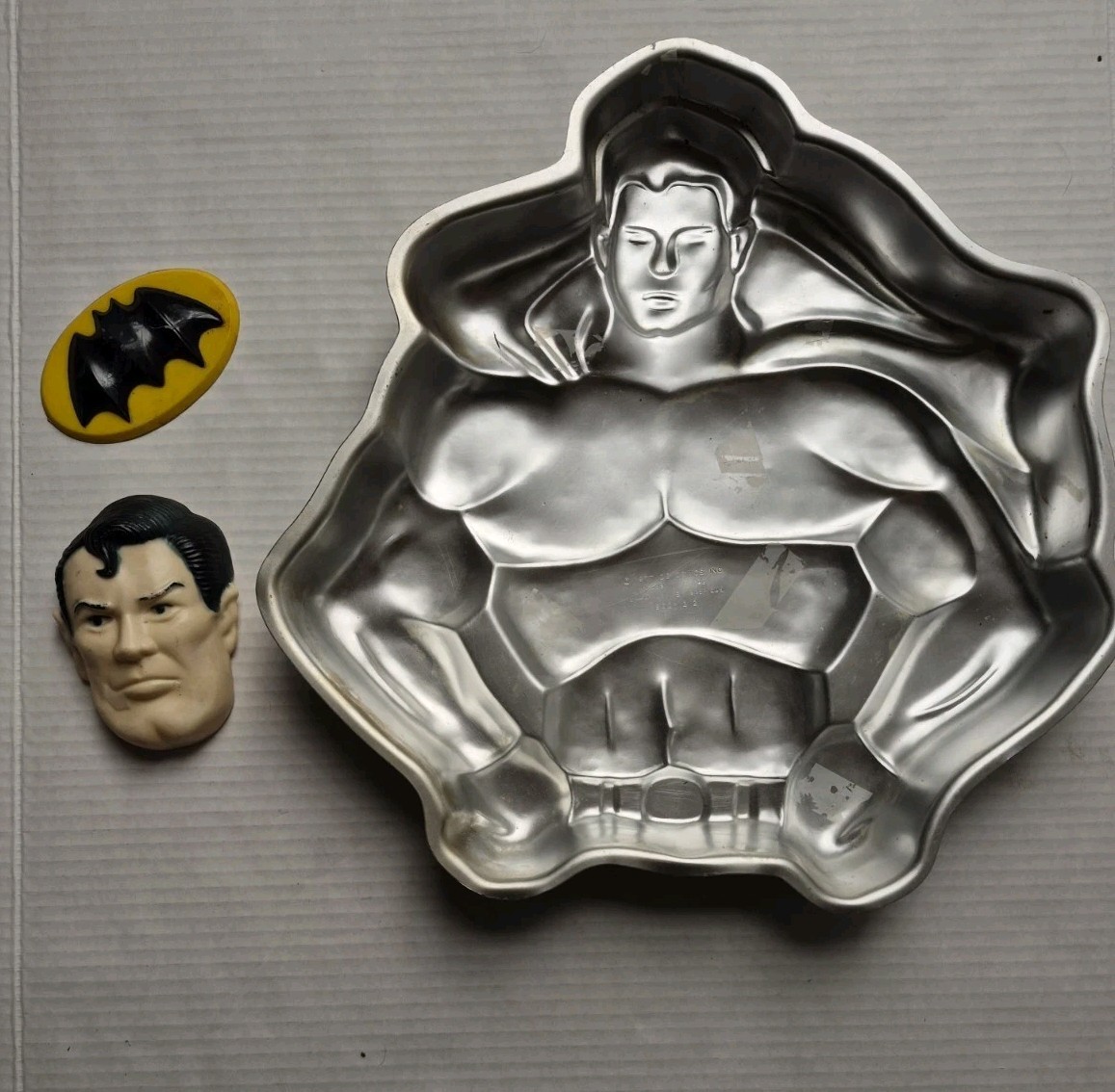 Vintage Wilton Superman Cake Pan 1977 DC Comics Aluminum Mold 502-1212 Vintage Wilton Superman Cake Pan 1977 DC Comics Aluminum Mold 502-1212