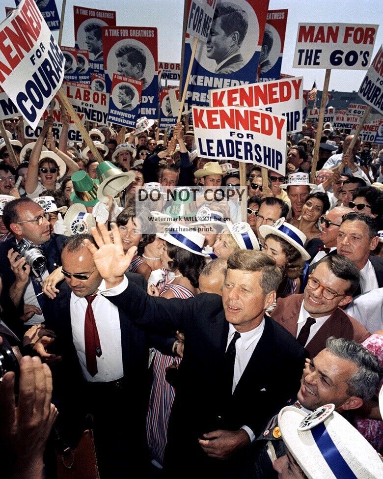 JOHN F. KENNEDY AT THE 1960 DEMOCRATIC NATIONAL CONVENTION - 8X10 PHOTO (EE-068)