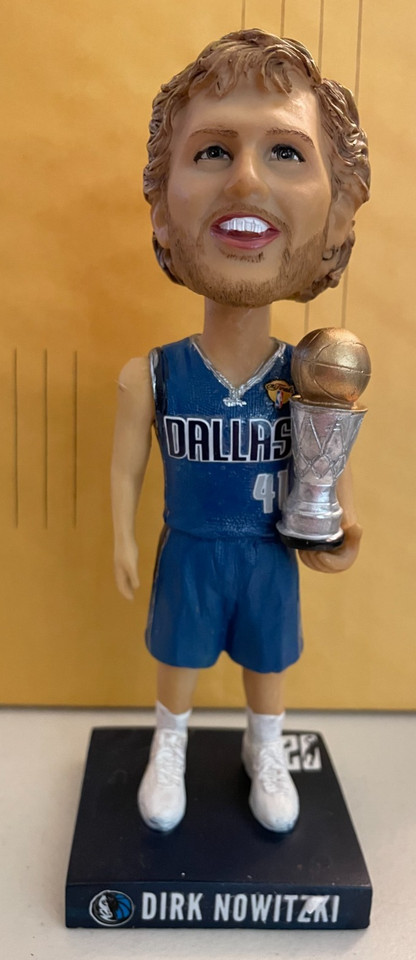 2017 DIRK NOWITZKI MINT "TWENTY SEASONS" 2011 FINALS MVP BOBBLEHEAD #7 of 10 2017 DIRK NOWITZKI MINT "TWENTY SEASONS" 2011 FINALS MVP BOBBLEHEAD #7 of 10