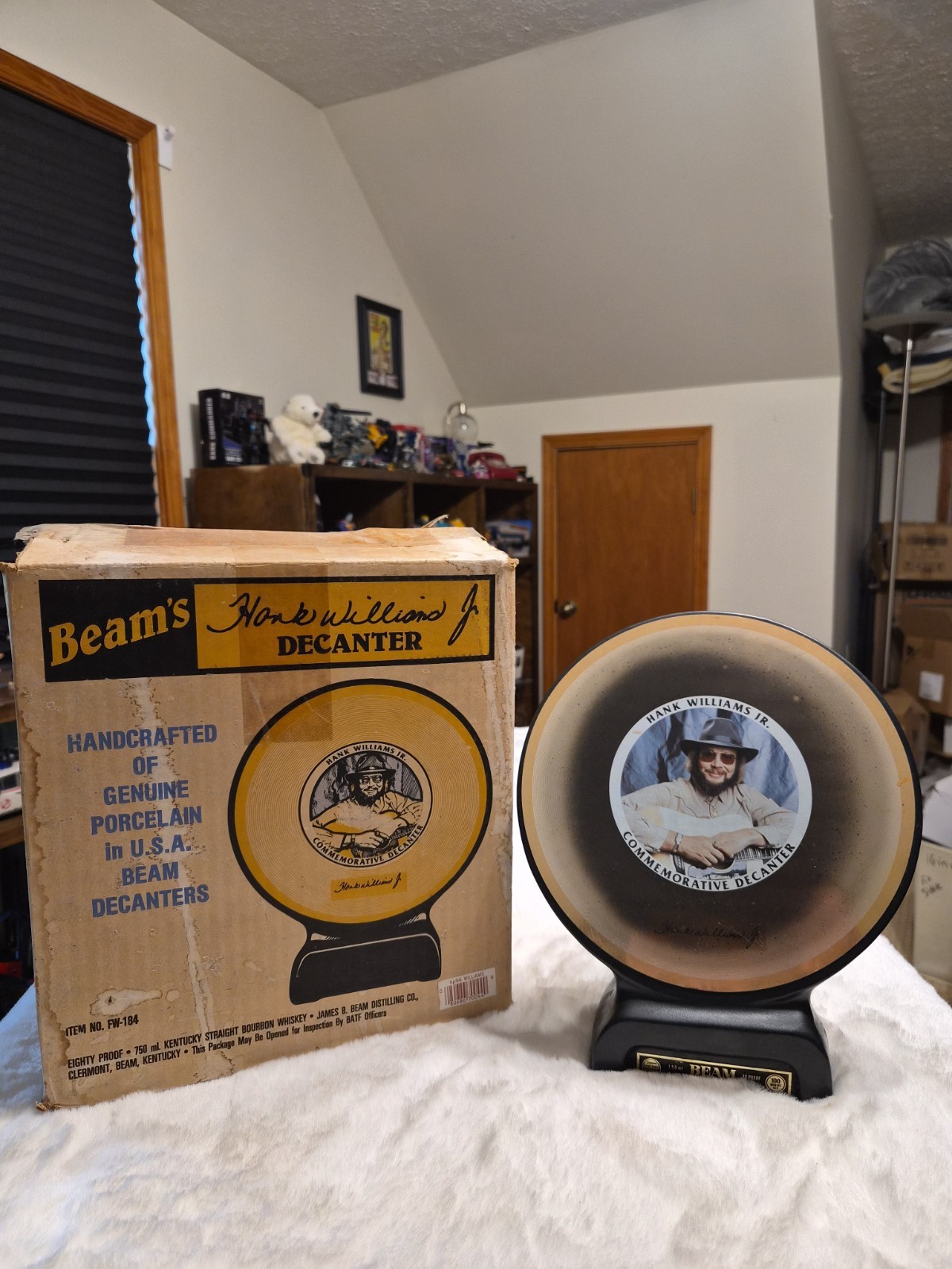 Vintage 1985 Jim Beam Hank Williams Jr Gold Record Decanter. Vintage 1985 Jim Beam Hank Williams Jr Gold Record Decanter.