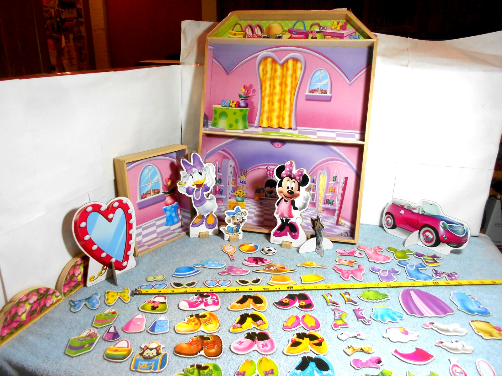 VINTAGE WALT DISNEY MAGNETIC DRESS UP PLAY SET WITH WOODEN HOUSE 16x22in - L 548 VINTAGE WALT DISNEY MAGNETIC DRESS UP PLAY SET WITH WOODEN HOUSE 16x22in - L 548
