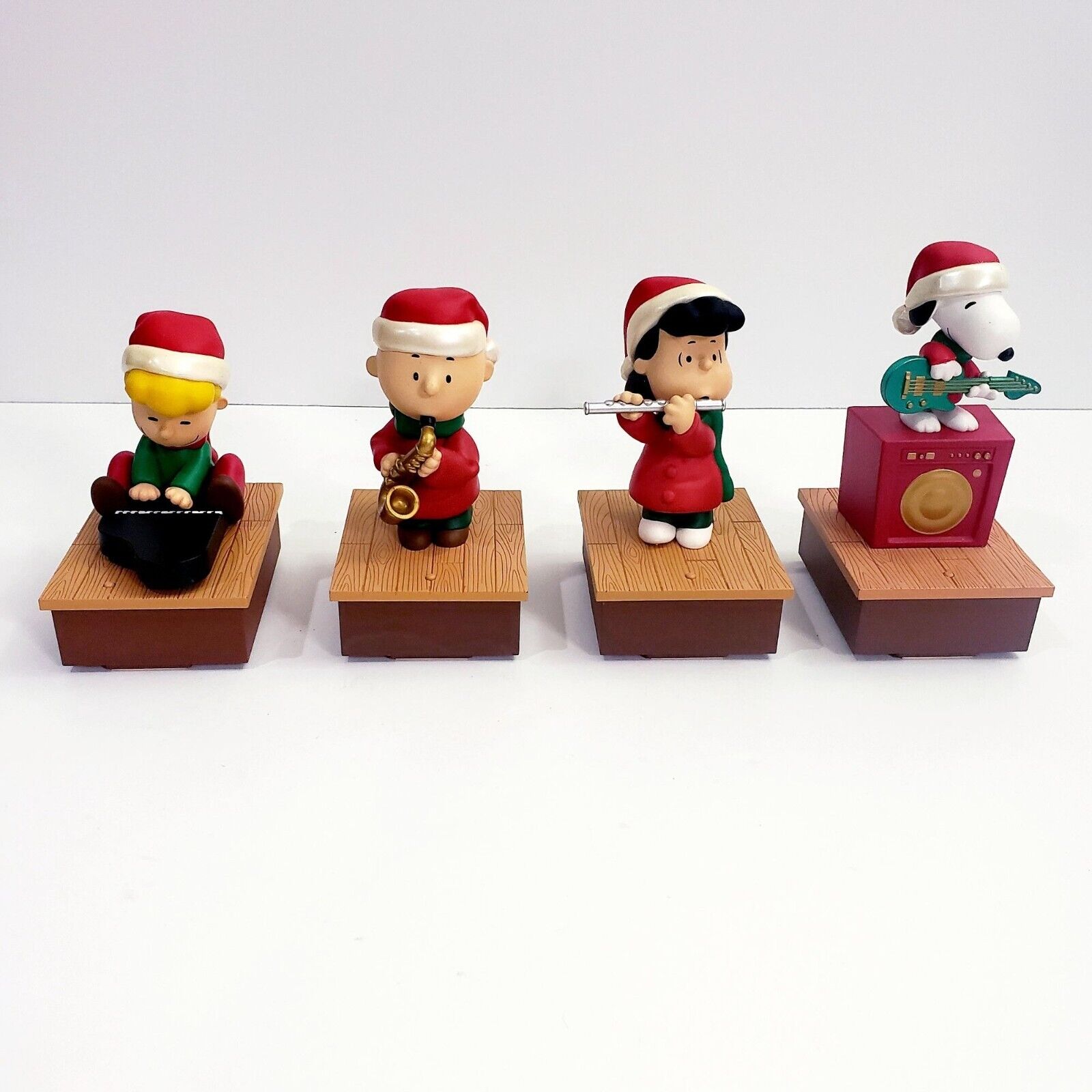 Hallmark Peanuts Christmas Band Charlie Brown Snoopy Lucy & Schroeder Works