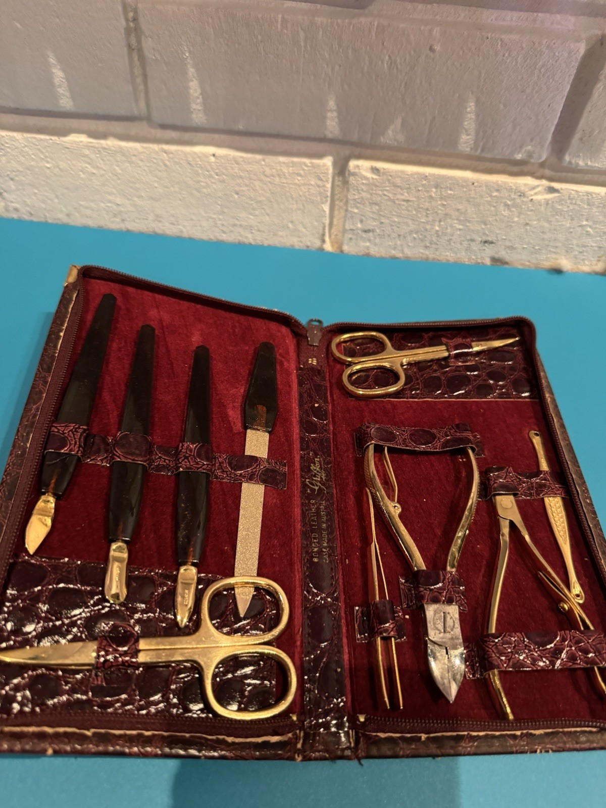 Vintage mid-century travel grooming and manicure kit by the brand Griffon Vintage mid-century travel grooming and manicure kit by the brand Griffon