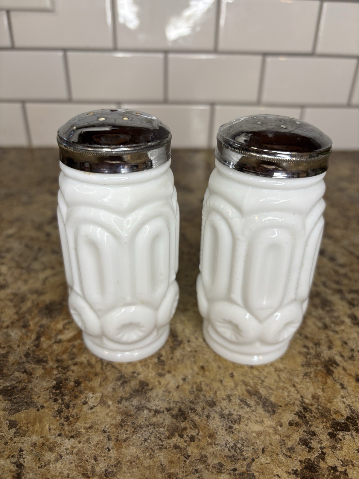 Rare Vtg L.E. Smith Solid White Moon and Stars Salt & Pepper Shakers Unmarked Rare Vtg L.E. Smith Solid White Moon and Stars Salt & Pepper Shakers Unmarked