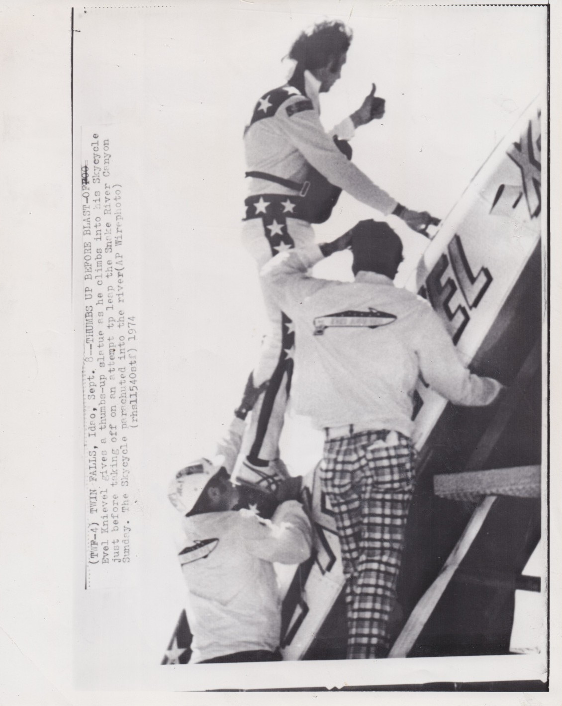 1974 Press Photo Evel Knievel climbs in Skycycle X-2 before Snake River Jump 1974 Press Photo Evel Knievel climbs in Skycycle X-2 before Snake River Jump