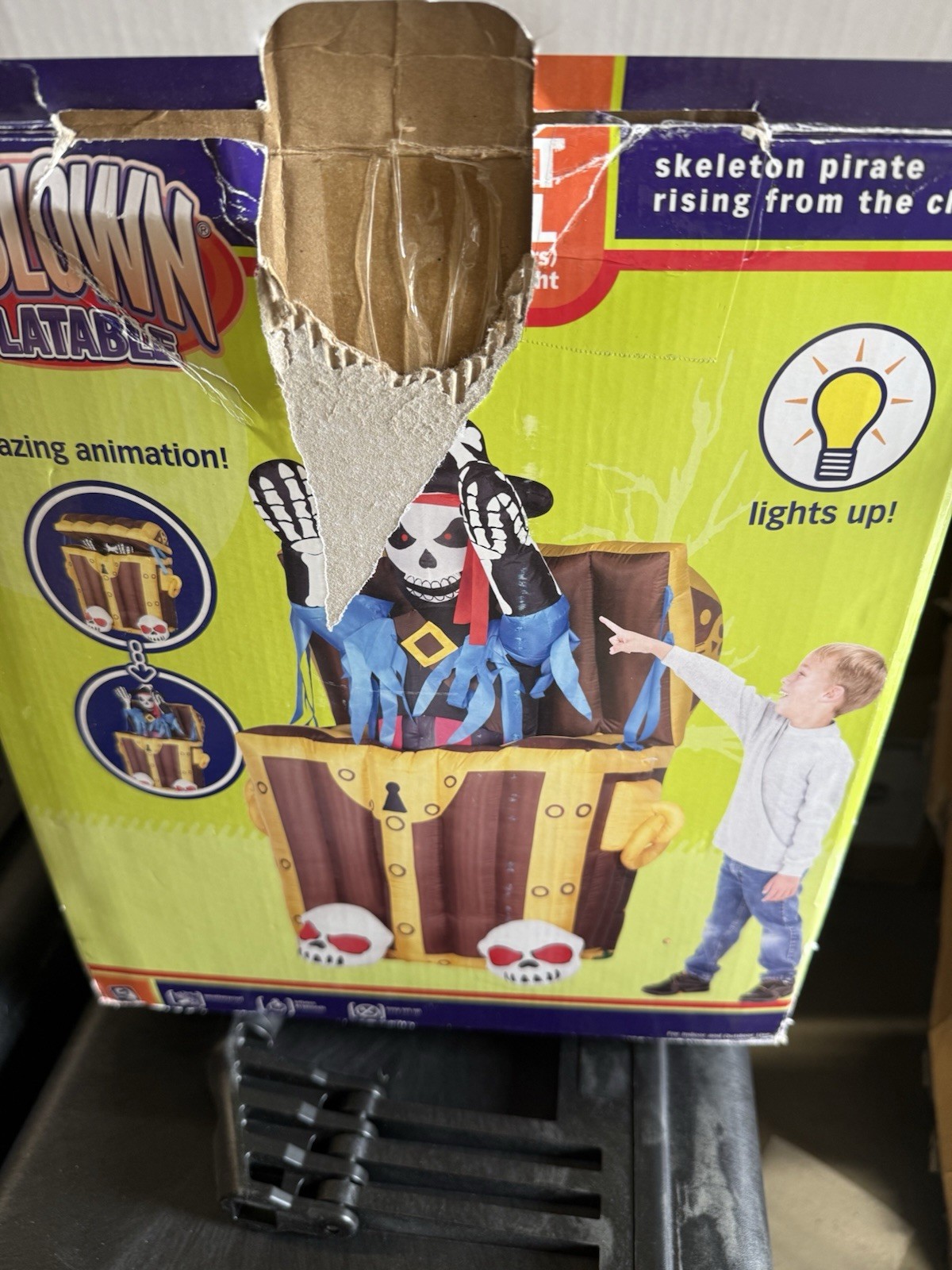 Rare Gemmy inflatable treasure chest skeleton pirate 6 ft animated 2007 Rare Gemmy inflatable treasure chest skeleton pirate 6 ft animated 2007