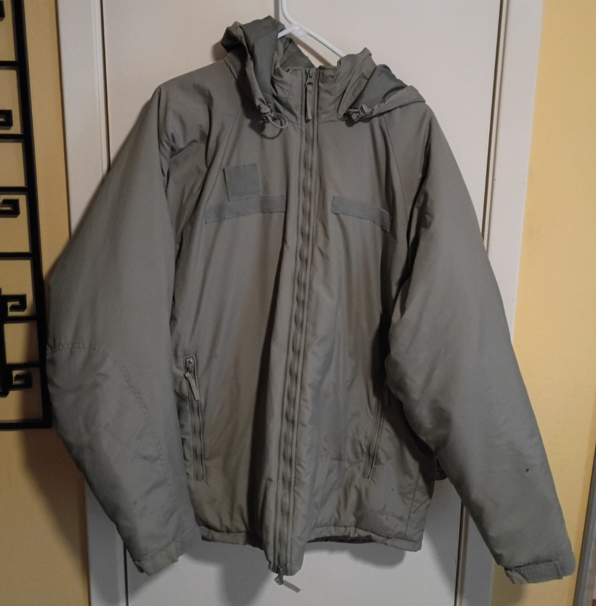 Extreme cold weather parka military GEN III ISSUED NEEDS REPAIR SEE PICTURES Extreme cold weather parka military GEN III ISSUED NEEDS REPAIR SEE PICTURES