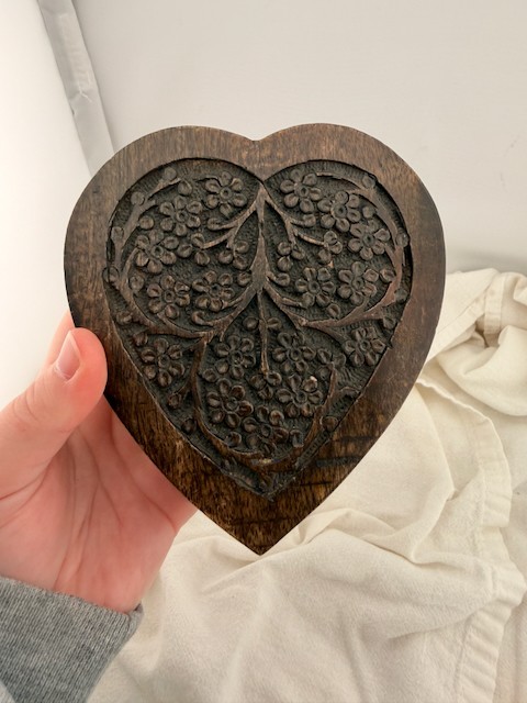 Vintage Hand Carved Wooden Heart Shaped Jewelry Box Floral Lid Divided Storage Vintage Hand Carved Wooden Heart Shaped Jewelry Box Floral Lid Divided Storage