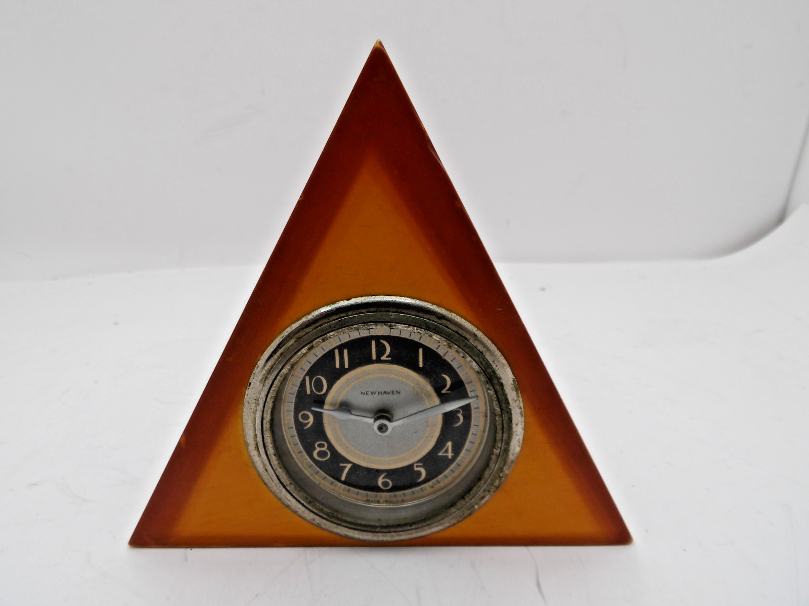 Vintage New Haven Triangle Bakelite? Clock Vintage New Haven Triangle Bakelite? Clock
