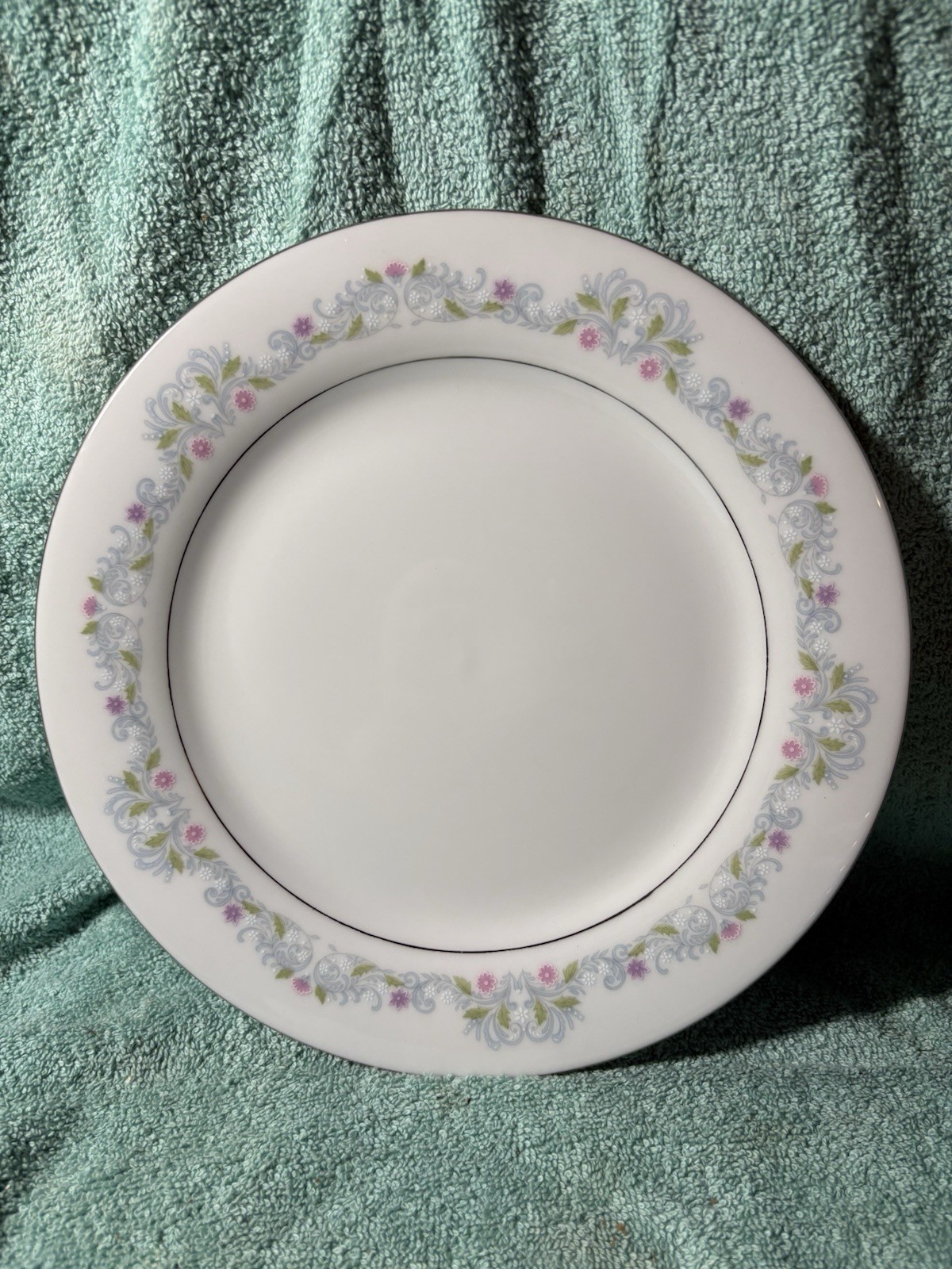 Crown Ming Fine China Cannes Pattern, Set Of 8 See Description Crown Ming Fine China Cannes Pattern, Set Of 8 See Description