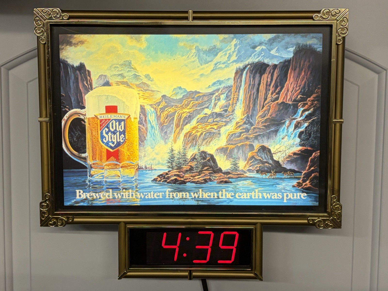 Vintage 1986 Heileman’s Old Style Beer Lighted Digital Clock Waterfall Sign Vintage 1986 Heileman’s Old Style Beer Lighted Digital Clock Waterfall Sign