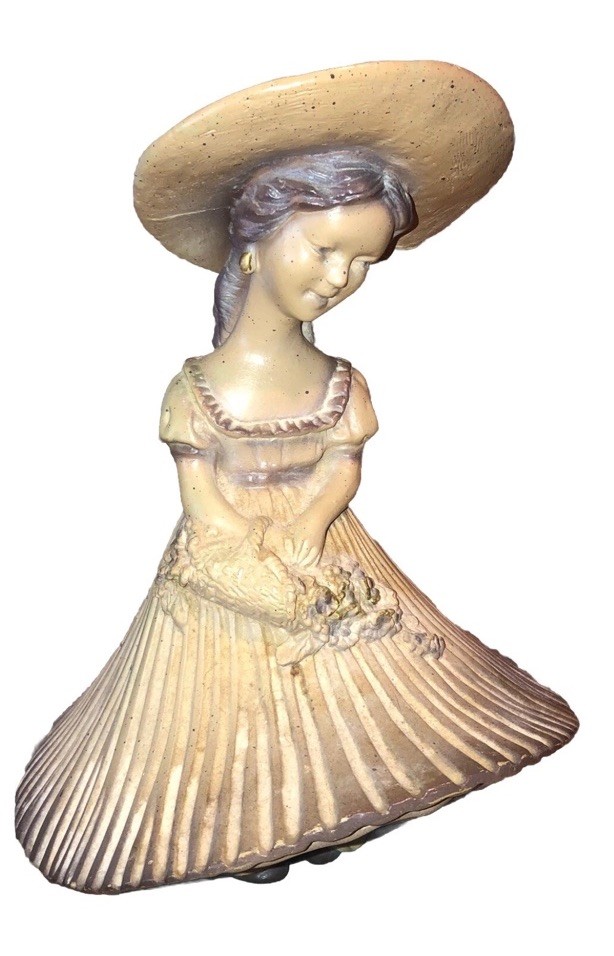 Adorable Vintage 1975 Universal Statuary Southern Bell sculpture Figurine ￼12”