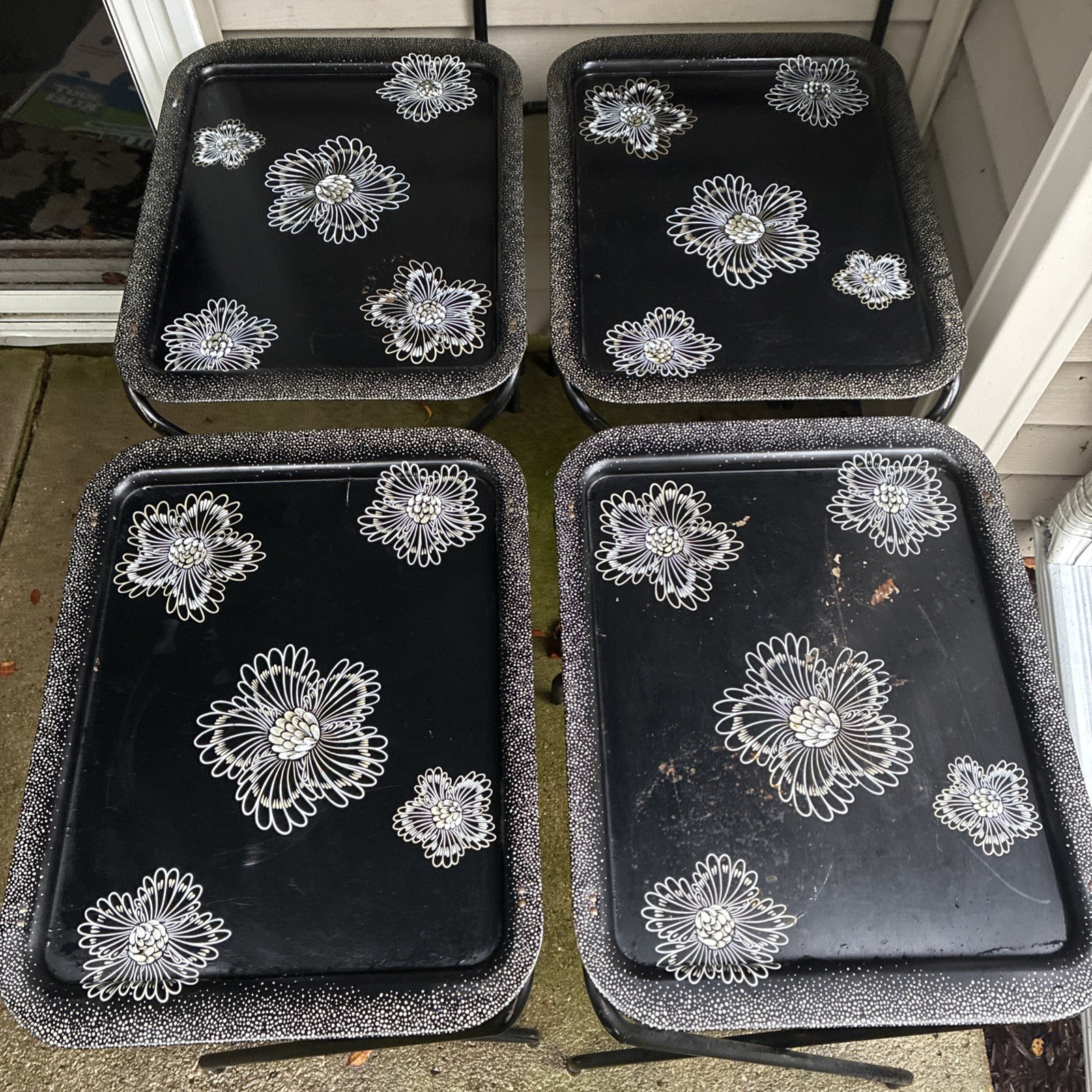 Vintage 1970s Floral Folding TV Tray Table Set Of 4 Black White Flowers READ Vintage 1970s Floral Folding TV Tray Table Set Of 4 Black White Flowers READ