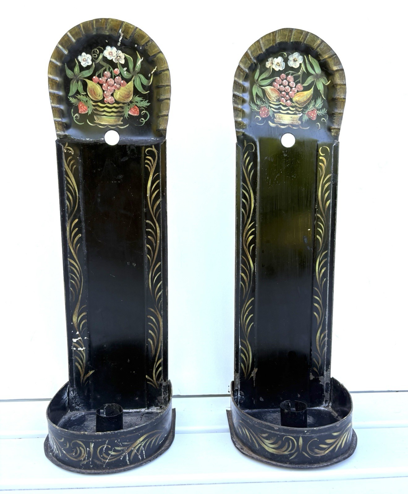 PAIR ANTIQUE 19TH C AMERICAN PAINTED TIN TOLEWARE CANDLE SCONCES FRUIT BASKET PAIR ANTIQUE 19TH C AMERICAN PAINTED TIN TOLEWARE CANDLE SCONCES FRUIT BASKET