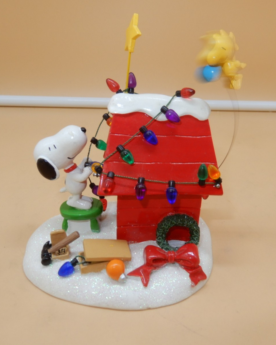 Dept 56 SNOOPY Peanuts Christmas GETTING READY FOR CHRISTMAS Dept 56 SNOOPY Peanuts Christmas GETTING READY FOR CHRISTMAS