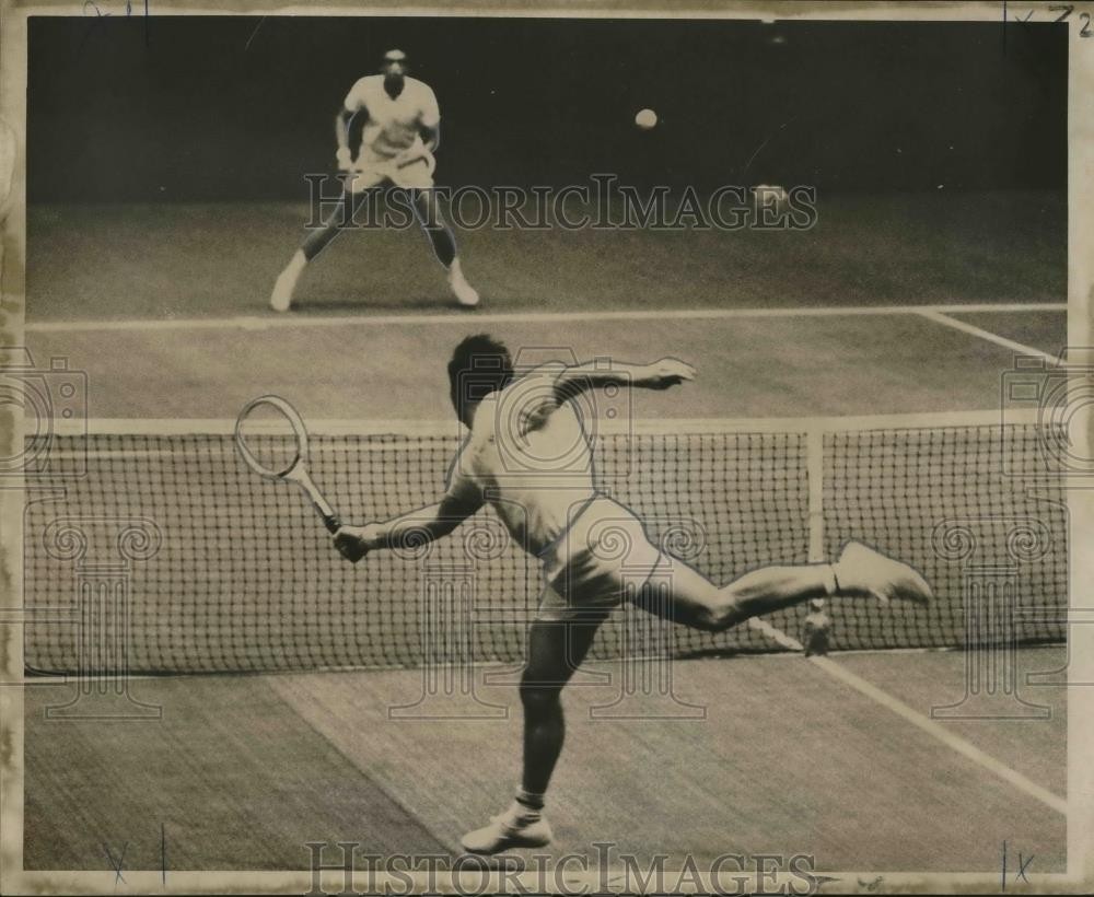 1967 Press Photo Sugar Bowl Tennis Tournament: Bob Lutz, Arthur Ashe in Match