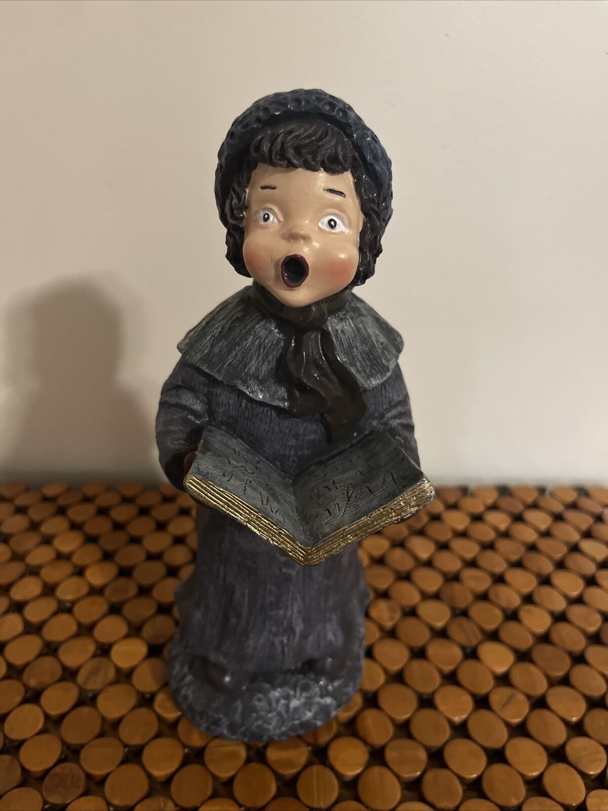 VINTAGE 10 Inch WINDSOR COLLECTION CHRISTMAS CAROLER Resin Statue XMAS 90\'s