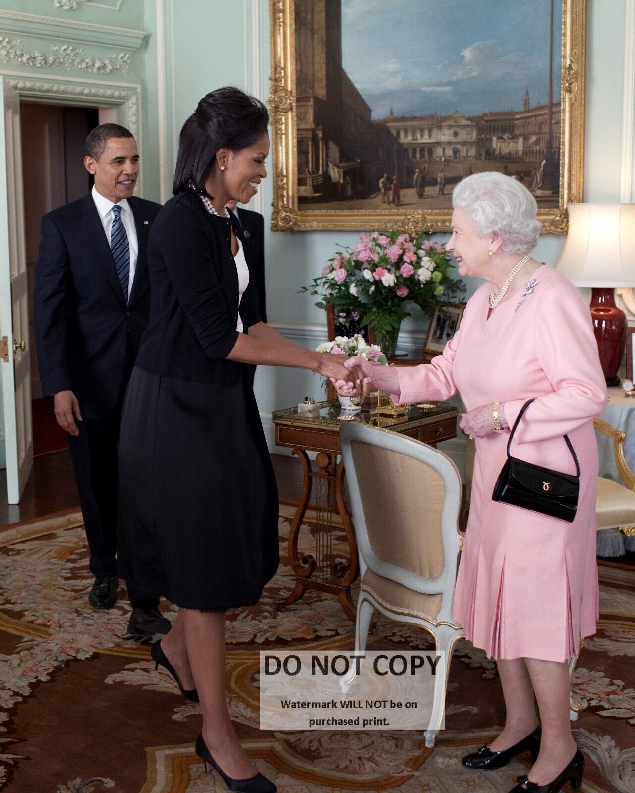 PRESIDENT BARACK OBAMA & MICHELLE GREETED BY QUEEN ELIZABETH 8X10 PHOTO (ZY-372)