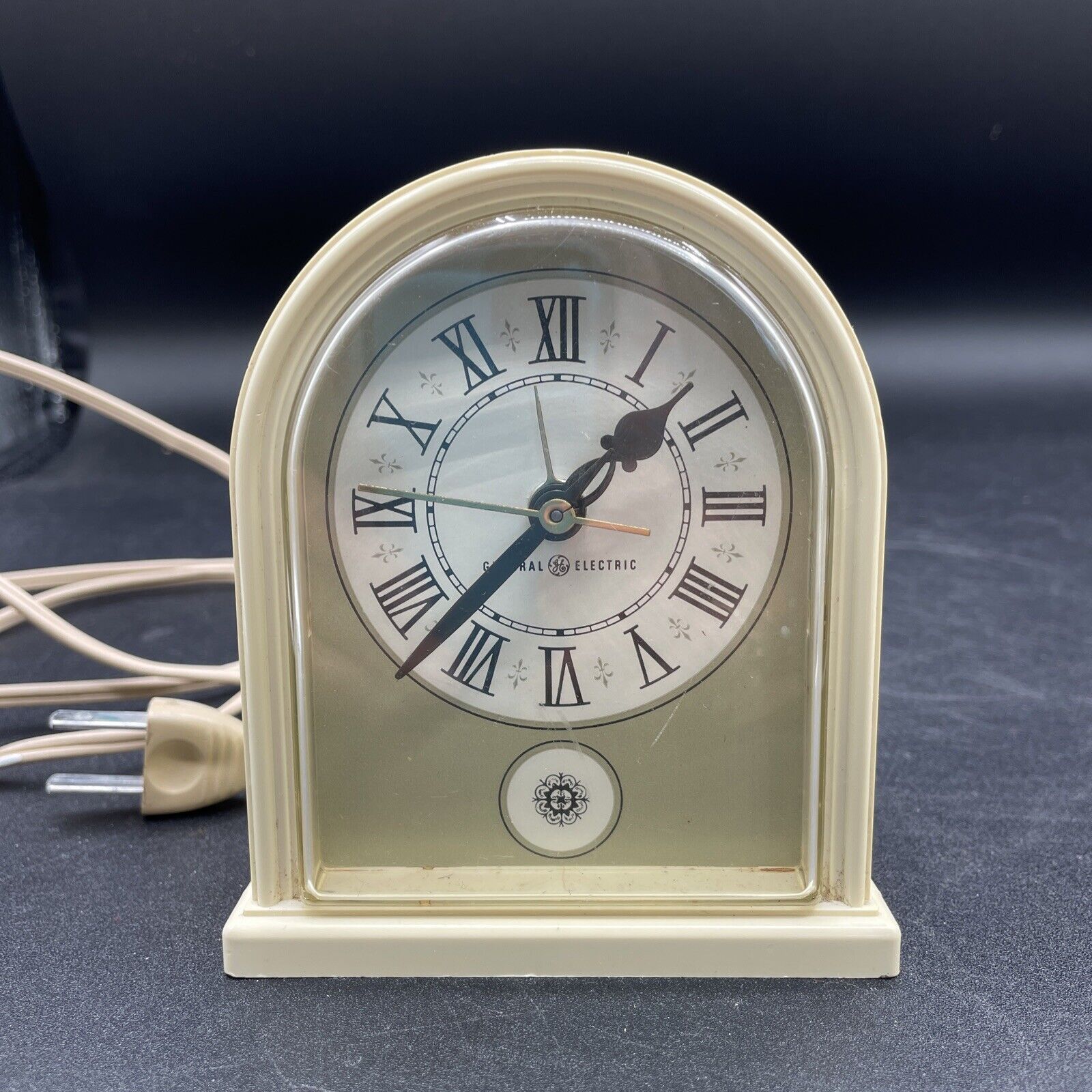 General Electric Alarm Clock Vtg Model 7401 USA Green Dome Shape Roman Numeral
