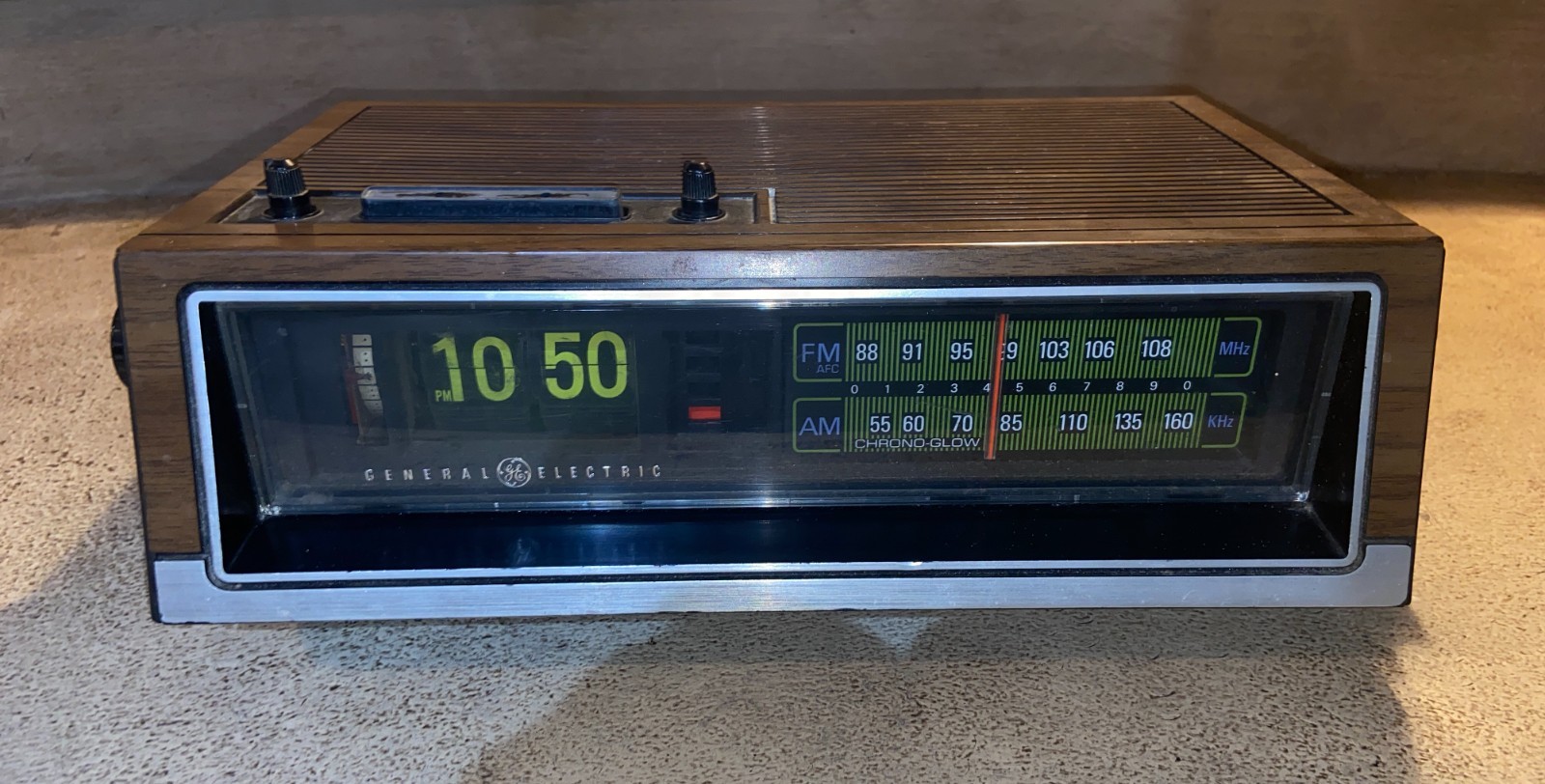 Vintage GE Flip Clock Radio 7-4365A Wood Grain General Electric AM FM Alarm Work