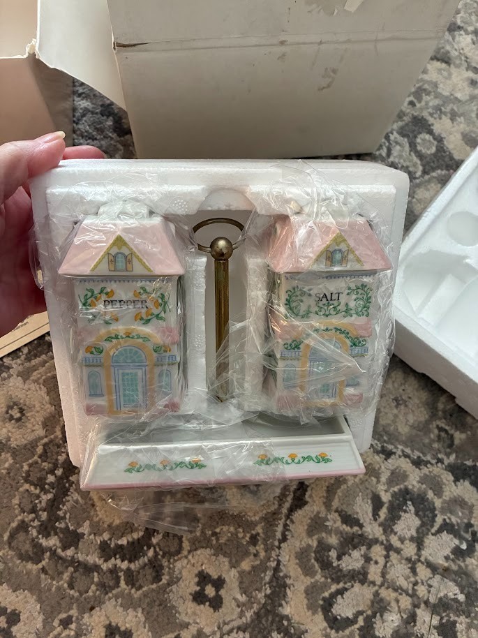 NIB Vintage Lenox Spice Village 1991 Porcelain Salt & Pepper Shaker Set w/Stand