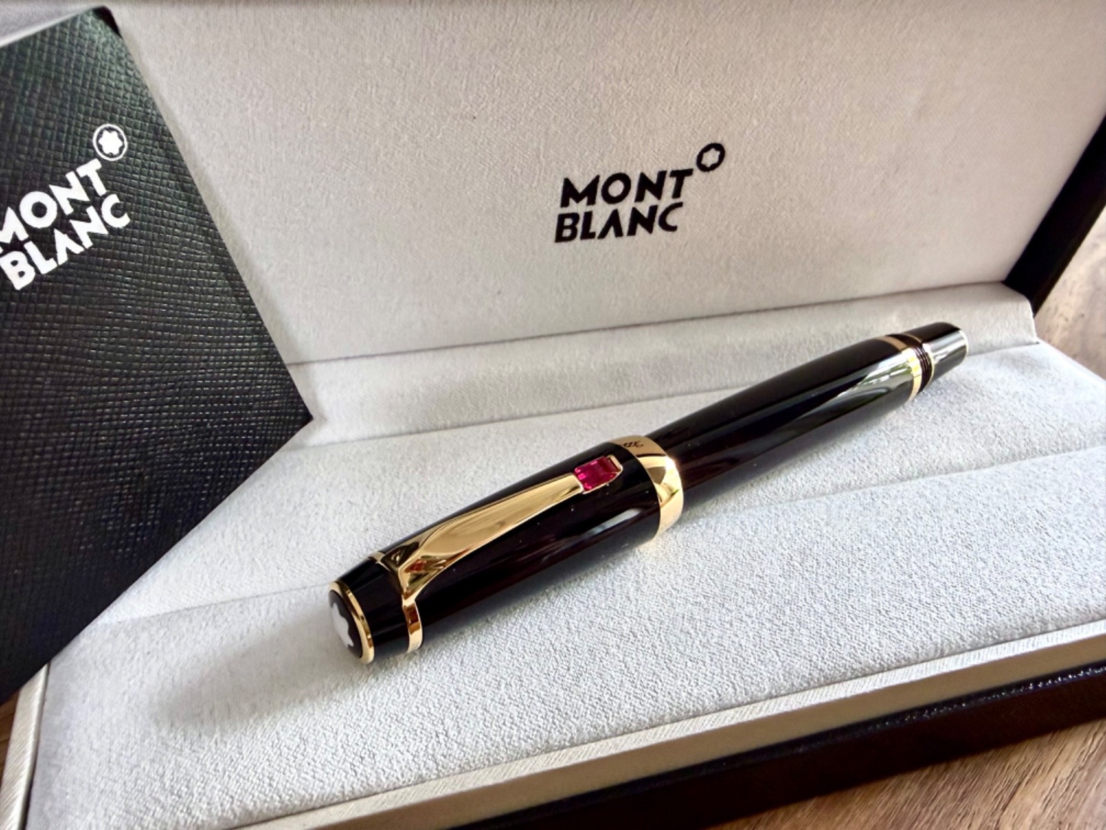 MONTBLANC BOHÈME ROUGE ROLLERBALL M 5096 MONTBLANC BOHÈME ROUGE ROLLERBALL M 5096