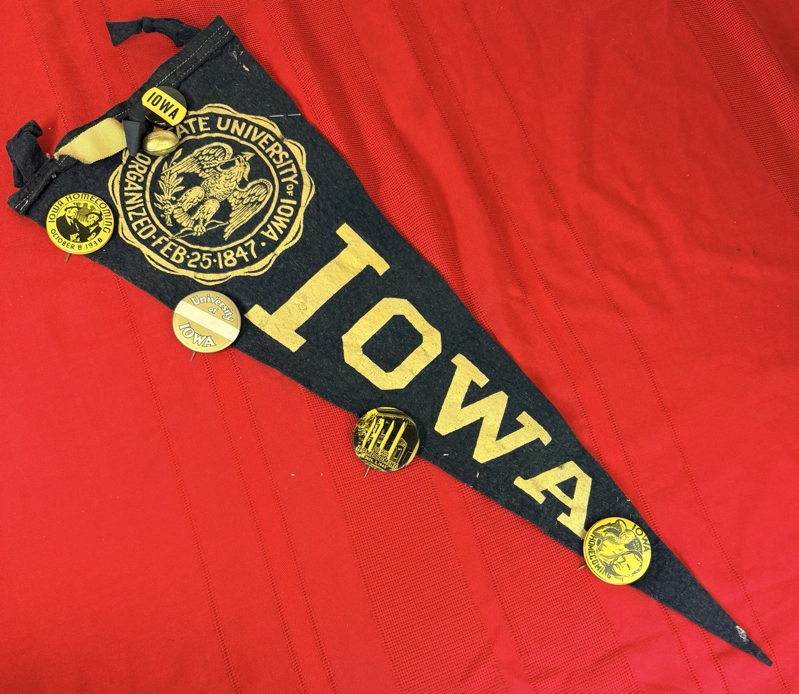 Vtg University of Iowa Felt Pennant w 5 Homecoming Pinback Buttons 1938 1945 Vtg University of Iowa Felt Pennant w 5 Homecoming Pinback Buttons 1938 1945