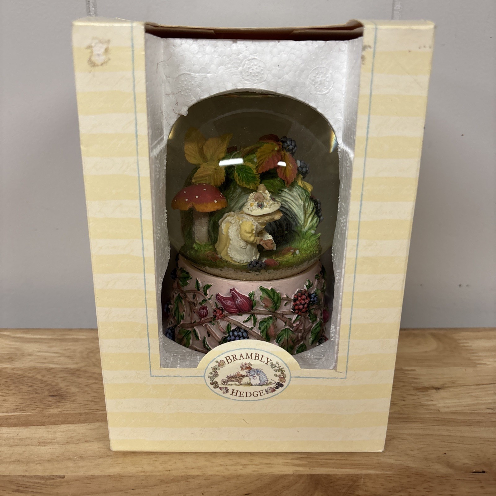 Vtg Brambly Hedge Jill Barklem 2000 Mouse Floral Snow Globe Water Globe 5" NIB Vtg Brambly Hedge Jill Barklem 2000 Mouse Floral Snow Globe Water Globe 5" NIB