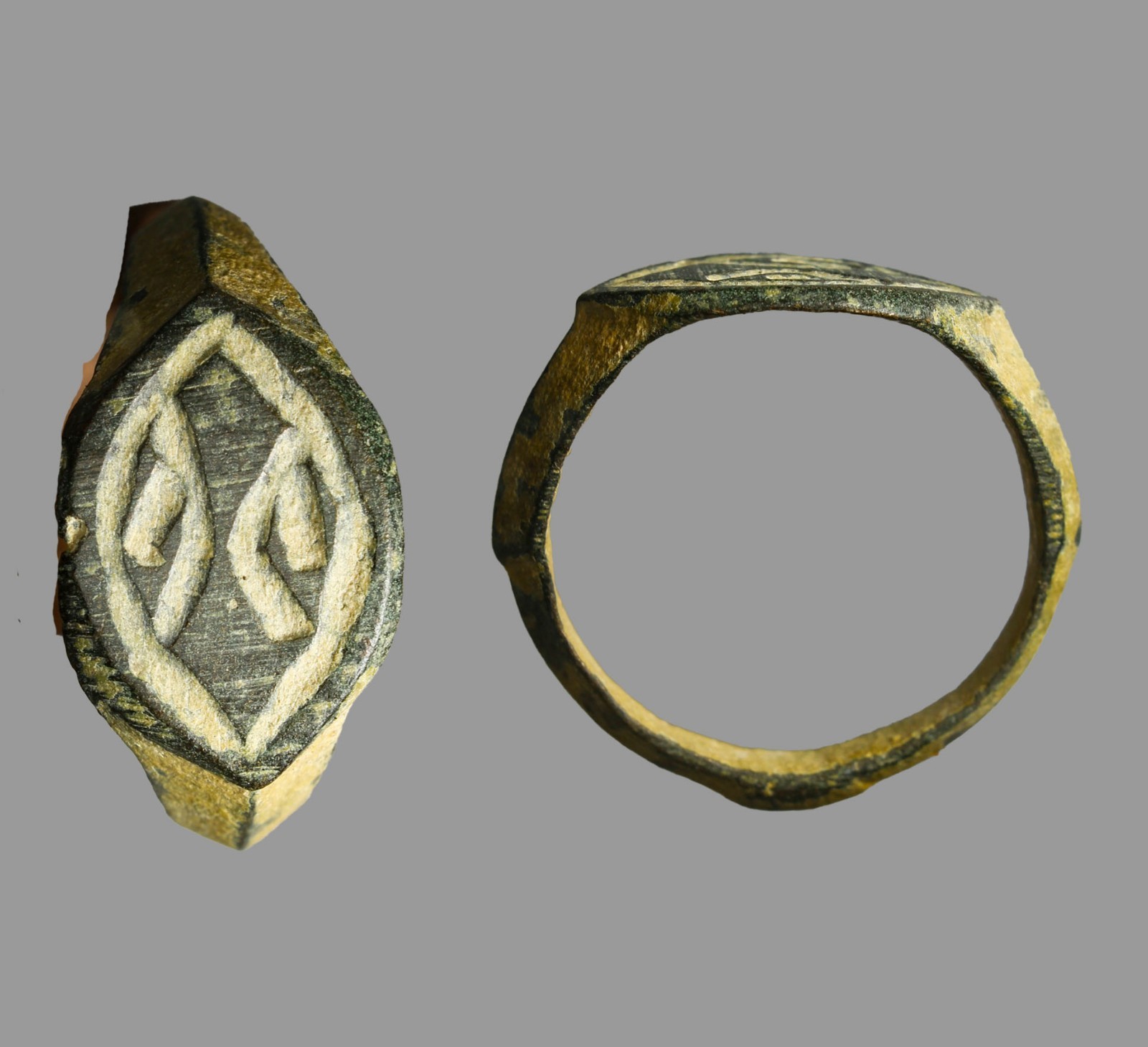 Greco-Phoenician Hellenistic Bronze Baal / Standing Deities Signet Ring 400BC Greco-Phoenician Hellenistic Bronze Baal / Standing Deities Signet Ring 400BC