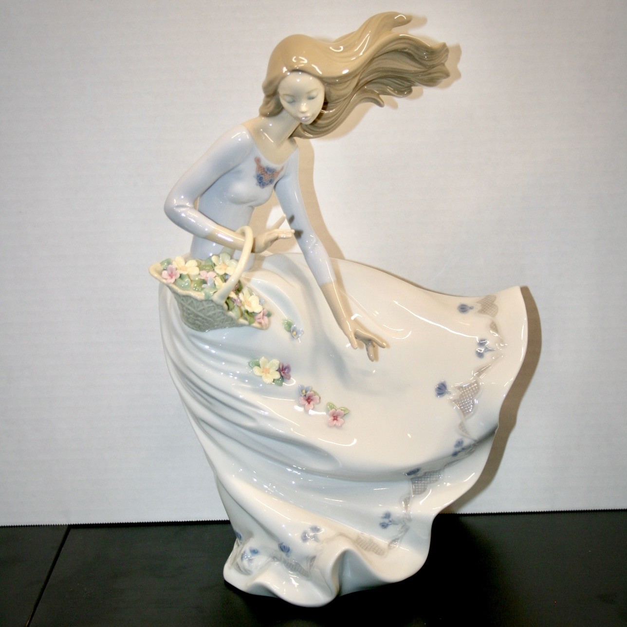 Lladro Petals On The Wind Figurine 12" 6767 Aromas En El Viento w/ Original Box Lladro Petals On The Wind Figurine 12" 6767 Aromas En El Viento w/ Original Box