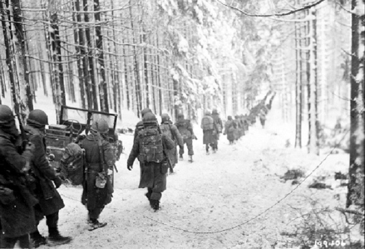 American Soldiers snow covered road Battle of the Bulge 13x19 WW2 WWII Photo 505 American Soldiers snow covered road Battle of the Bulge 13x19 WW2 WWII Photo 505