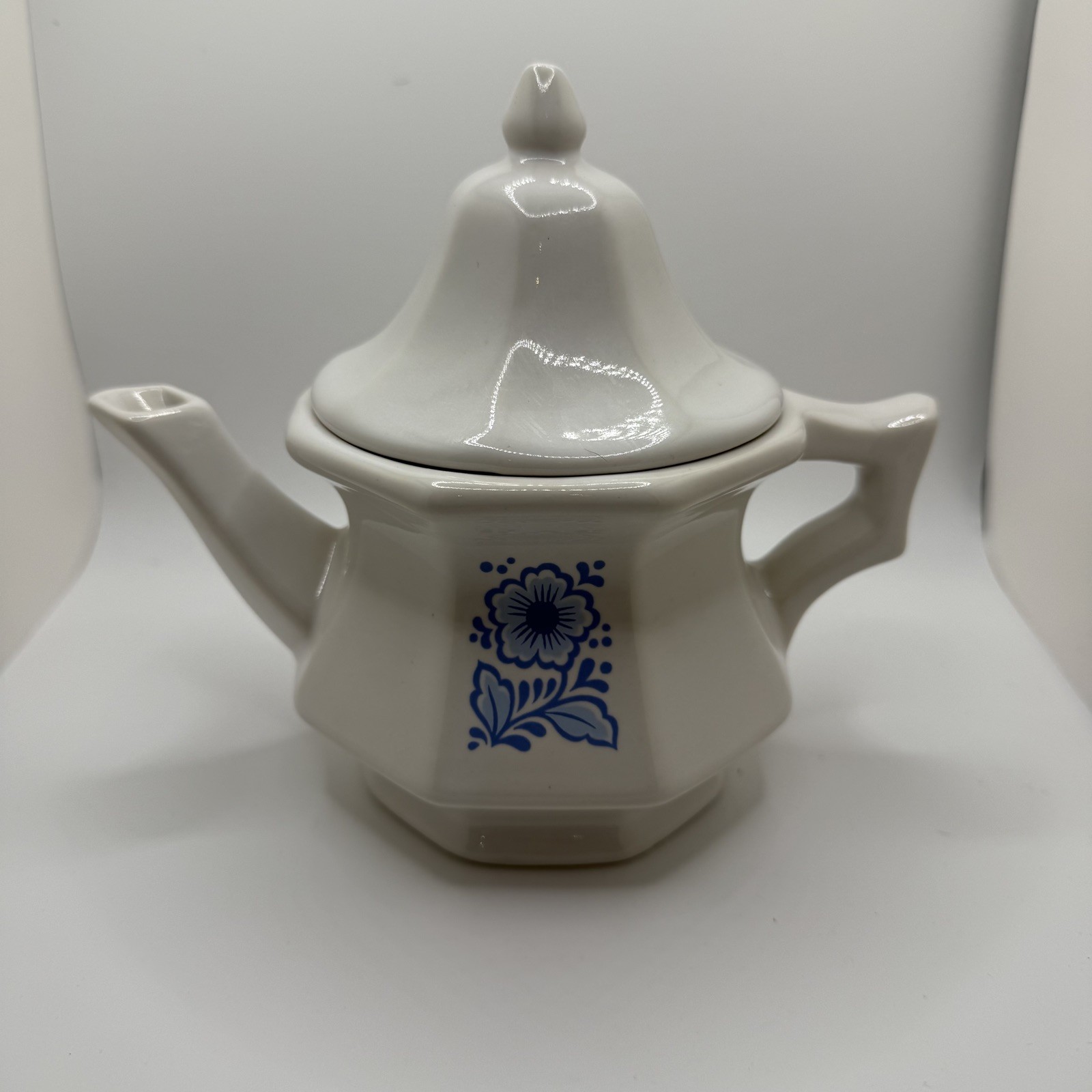 1972 VINTAGE AVON CHINA TEAPOT/PERFUME CANDLE HOLDER WHITE/BLUE FLOWERS In Box 1972 VINTAGE AVON CHINA TEAPOT/PERFUME CANDLE HOLDER WHITE/BLUE FLOWERS In Box