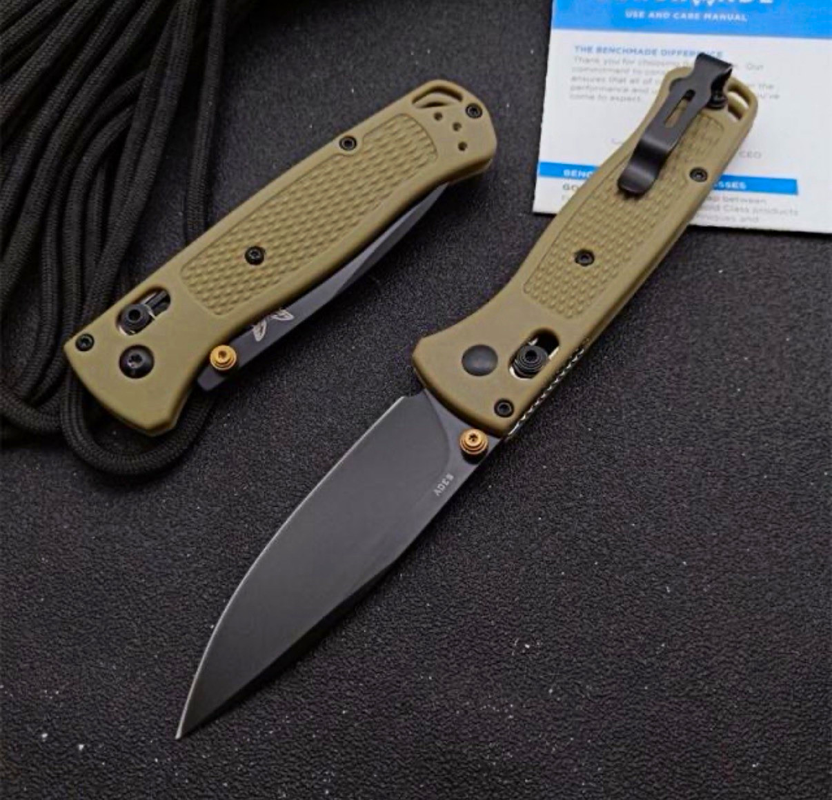 BENCHMADE BUGOUT | DROP-POINT PLAIN EDGE | AXIS MANUAL TAN/BLACK AMBI CLIP BENCHMADE BUGOUT | DROP-POINT PLAIN EDGE | AXIS MANUAL TAN/BLACK AMBI CLIP