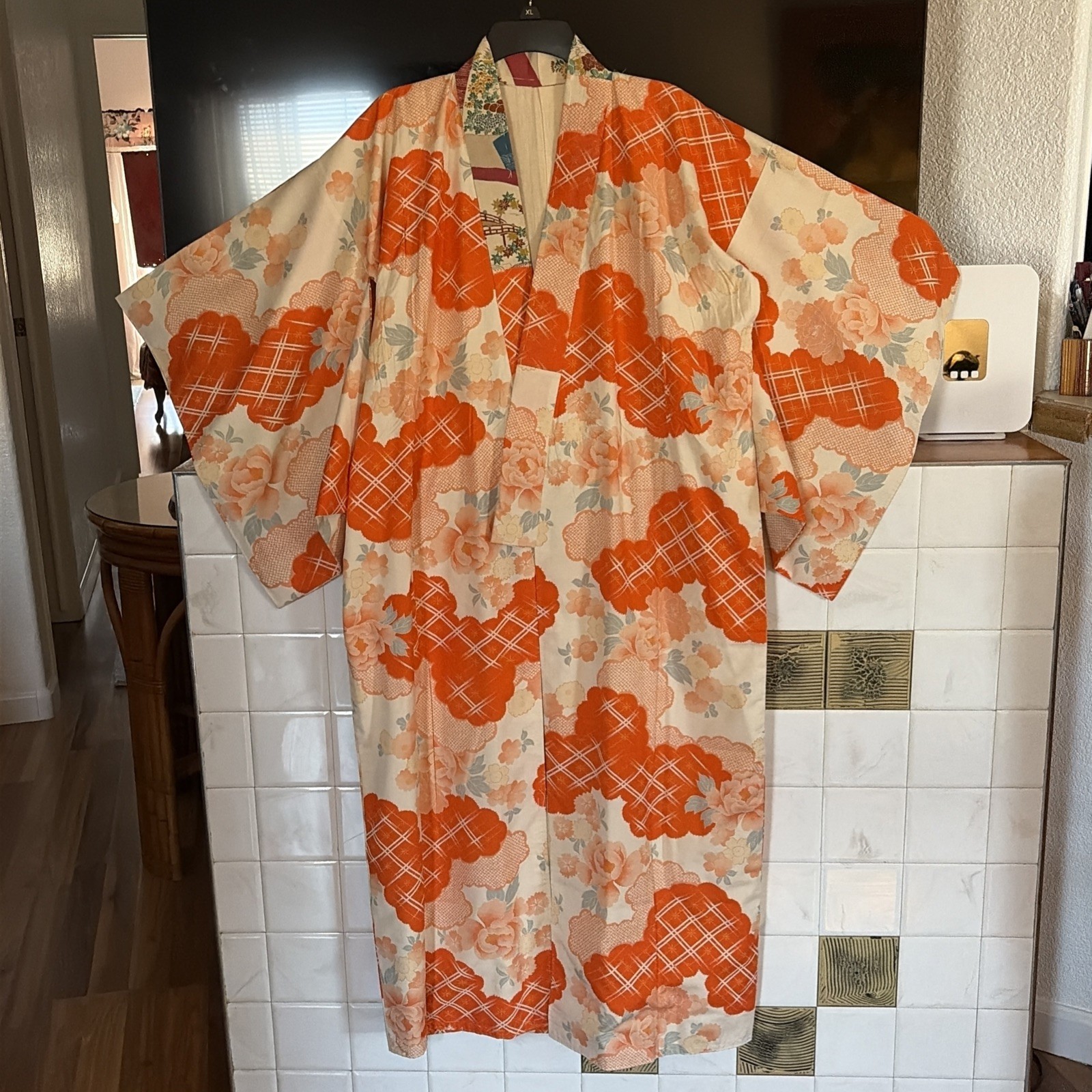 Beautiful Estate Japanese Kimono Silk JUBAN Hand stitched. Lined muslin Beautiful Estate Japanese Kimono Silk JUBAN Hand stitched. Lined muslin