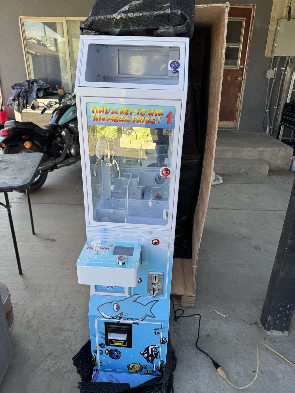 MEGAMINI Find a Key to Win the Mega Prize Claw Machine Blue Ocean Theme MEGAMINI Find a Key to Win the Mega Prize Claw Machine Blue Ocean Theme