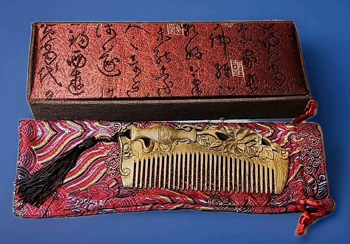Beautiful Antique Carved Green Sandalwood Comb Double Sided Massage + Bag & Box Beautiful Antique Carved Green Sandalwood Comb Double Sided Massage + Bag & Box