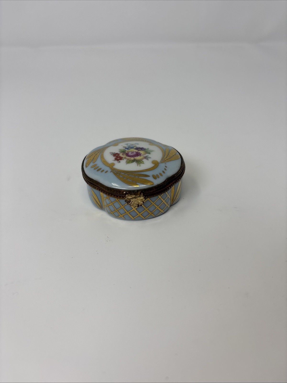 Antique Limoges Porcelain 2.5" Hinged Trinket Box Antique Limoges Porcelain 2.5" Hinged Trinket Box