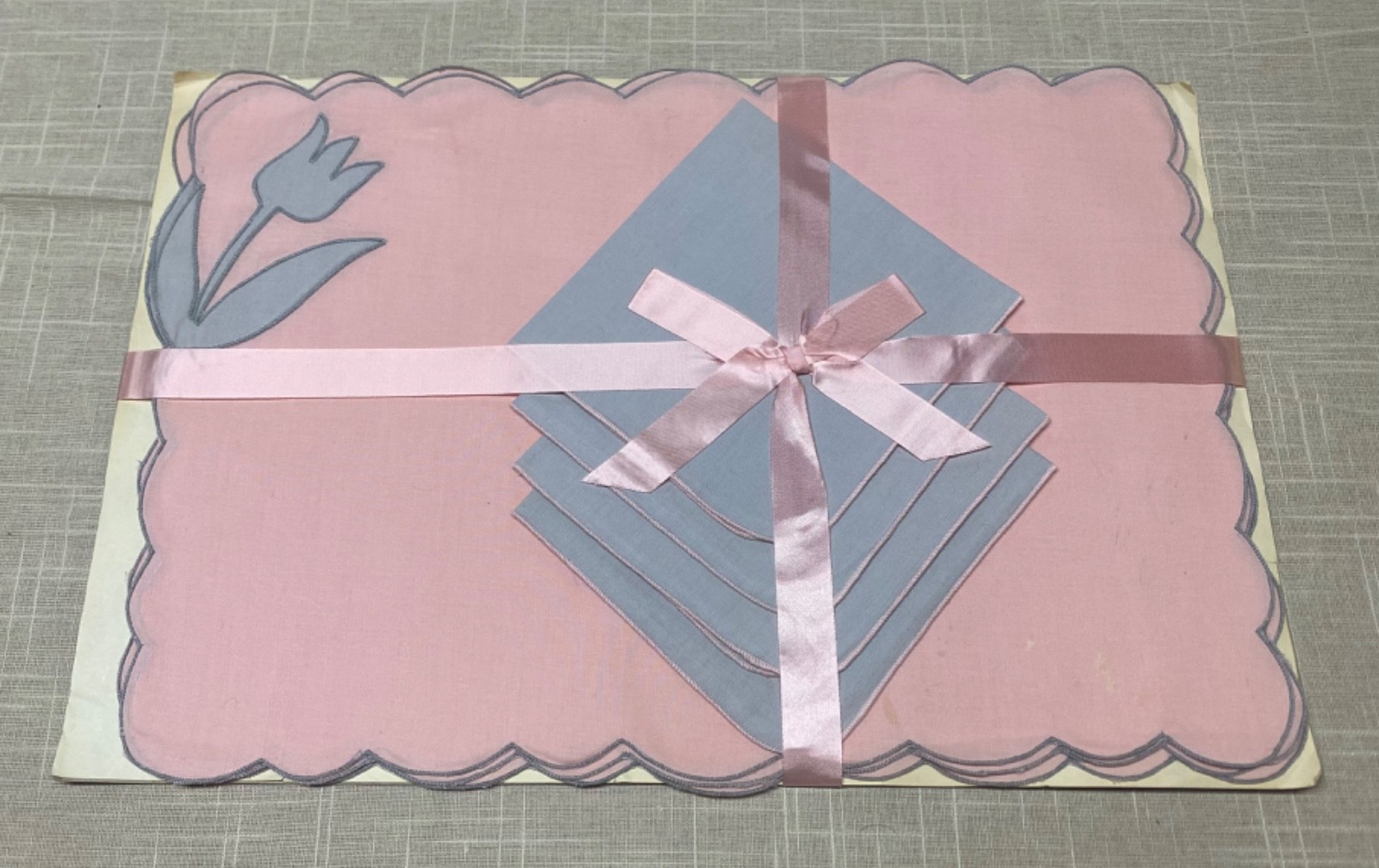 Vintage Placemat Napkin Set of 4 NEW 1950s Tulip Pink Gray Kitchen Table Decor Vintage Placemat Napkin Set of 4 NEW 1950s Tulip Pink Gray Kitchen Table Decor