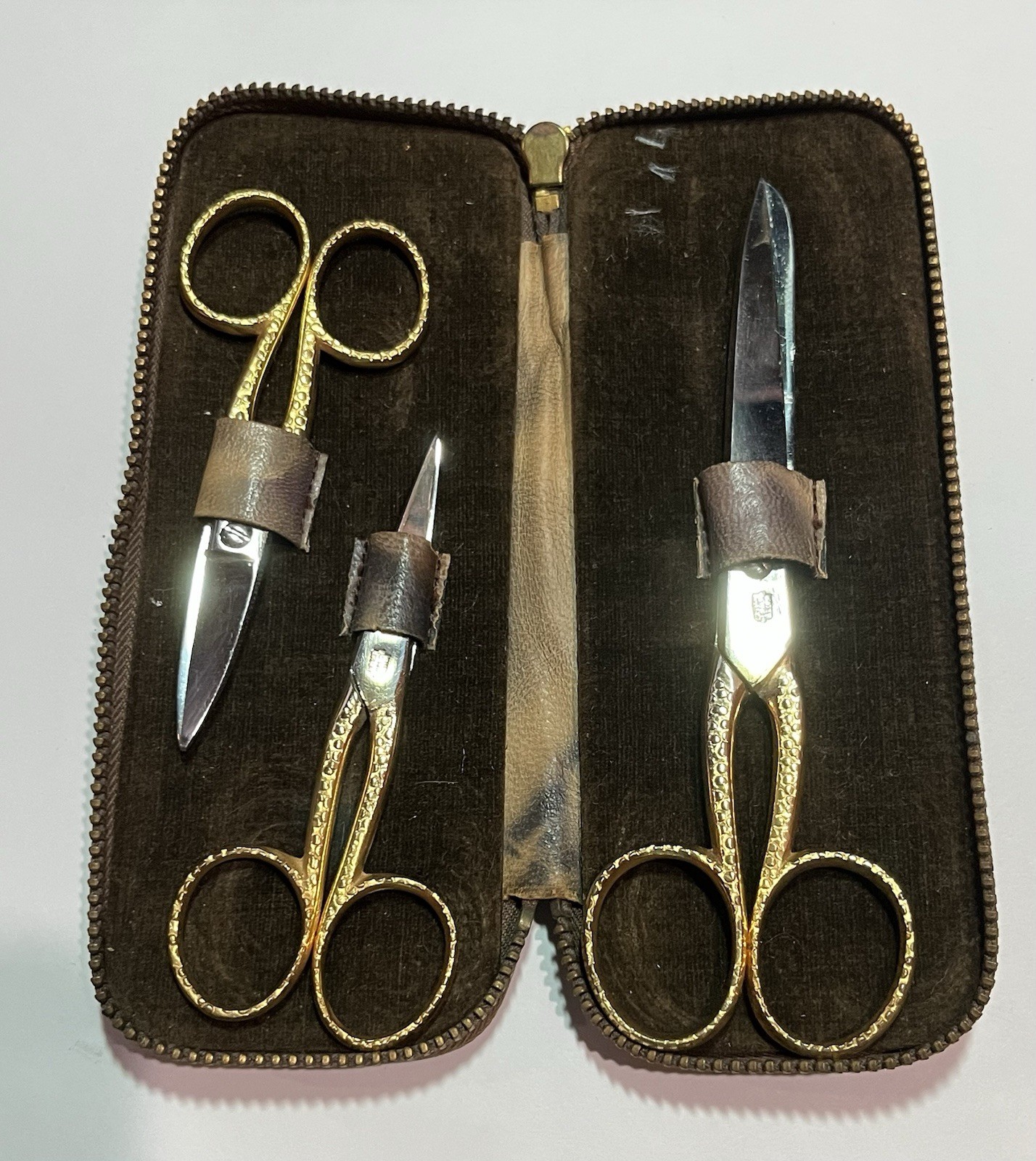 Vtg 3 Watts Sheffield England Travel Sewing Kit Scissors Leather Zippered Case Vtg 3 Watts Sheffield England Travel Sewing Kit Scissors Leather Zippered Case