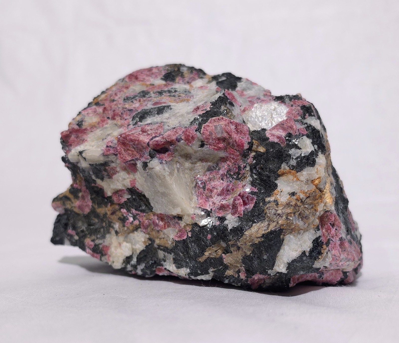 Ultra-Rare Fluorescent Kipawa Rainbow Eudialyte Agrellite Vlasovite 3.1lb Quebec Ultra-Rare Fluorescent Kipawa Rainbow Eudialyte Agrellite Vlasovite 3.1lb Quebec