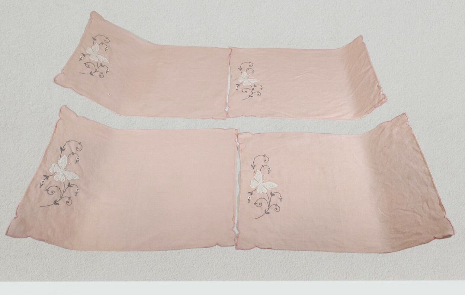 VTG Set Of Four Pink Linen Placemats With Butterflies and Scalloped Corners