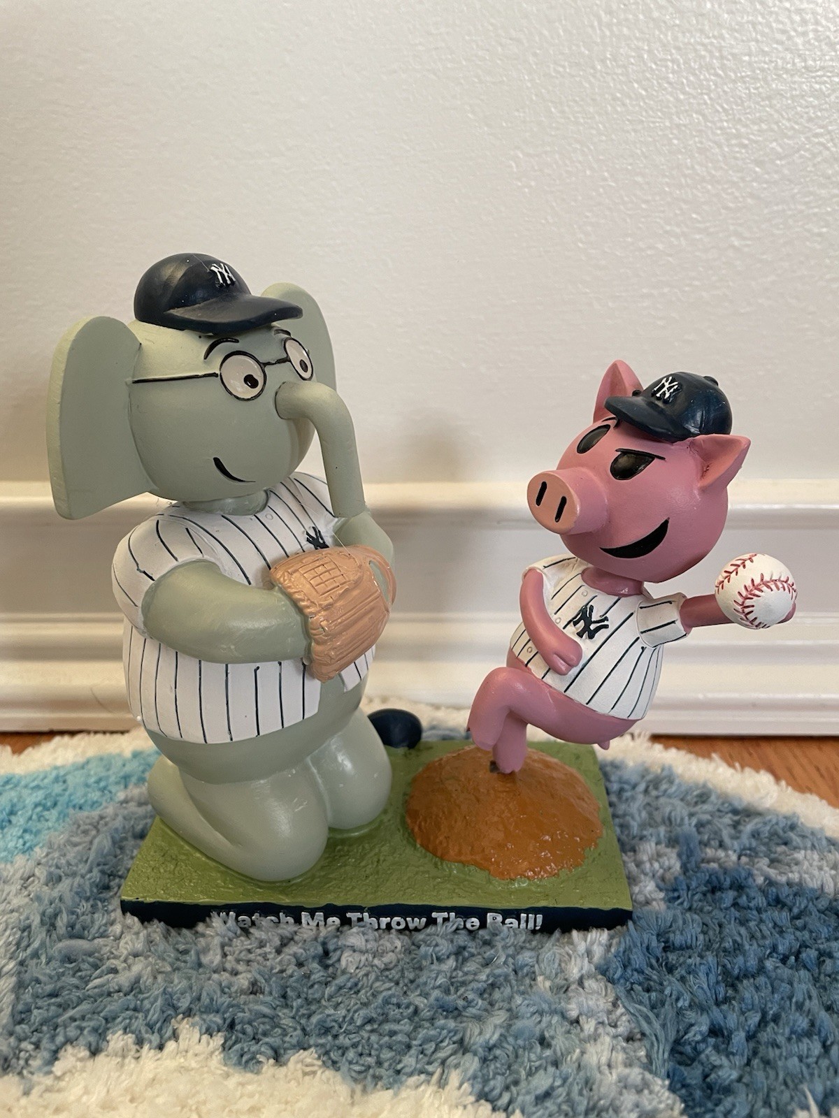 2024 Mo Willems Elephant & Piggie Bobblehead NY Yankees Stadium Collectible 2024 Mo Willems Elephant & Piggie Bobblehead NY Yankees Stadium Collectible
