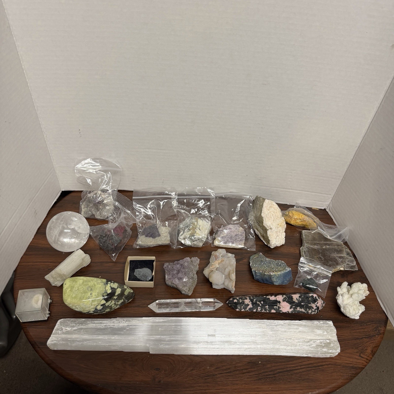 Lot of Polished and Rough Crystals & Gemstones 20 + pieces Lot of Polished and Rough Crystals & Gemstones 20 + pieces