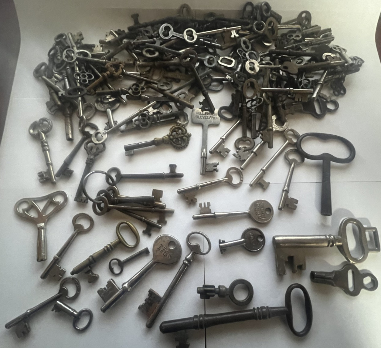 LOT OF 157 VINTAGE And ANTIQUE SKELETON/furniture Keys etc