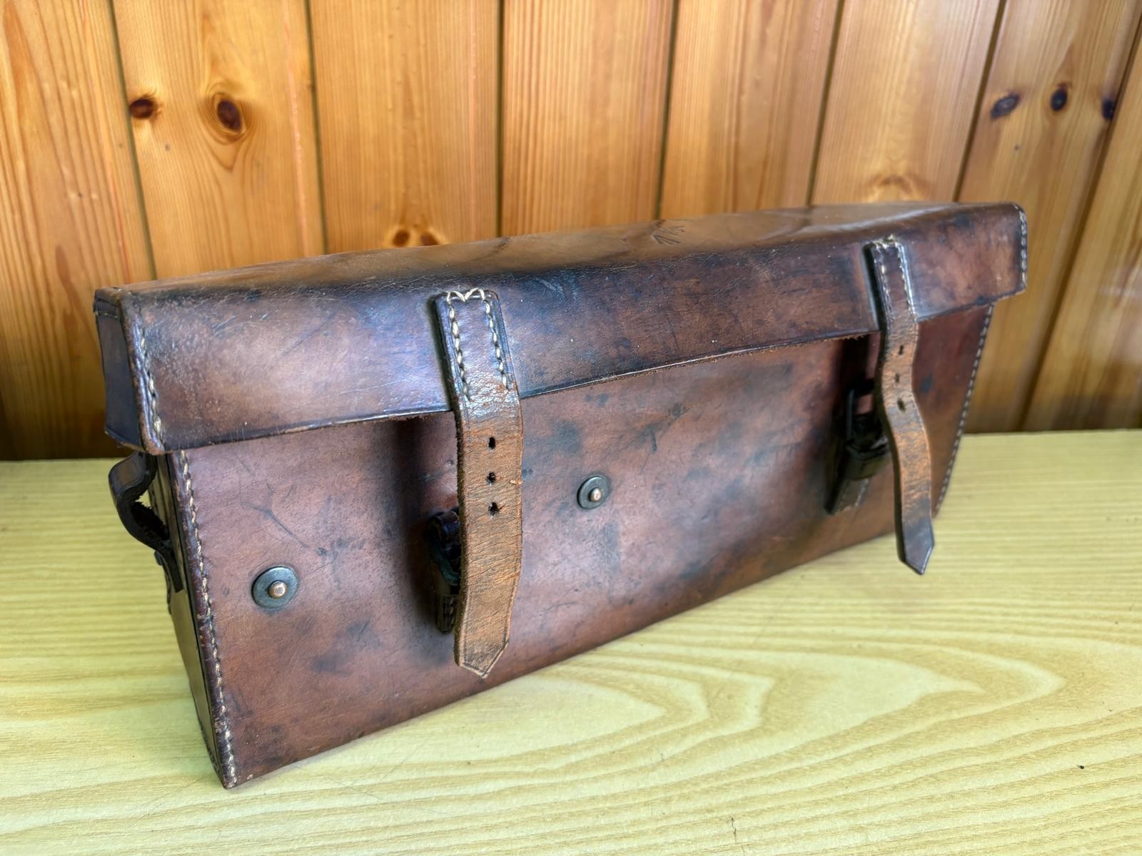 WW1 British Vickers.303 Tripod Leather Case 1915 E.R. Watts & Son Broad Arrow WW1 British Vickers.303 Tripod Leather Case 1915 E.R. Watts & Son Broad Arrow