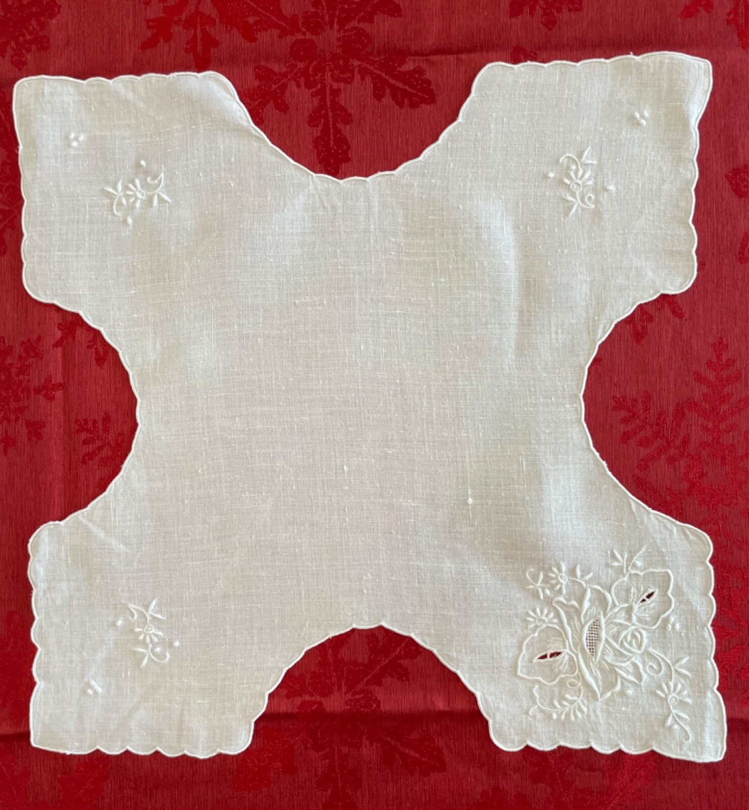 VTG Linen Hot Rolls Scarf with Cut-Work and Satin-Stitch Embroidery..Holiday
