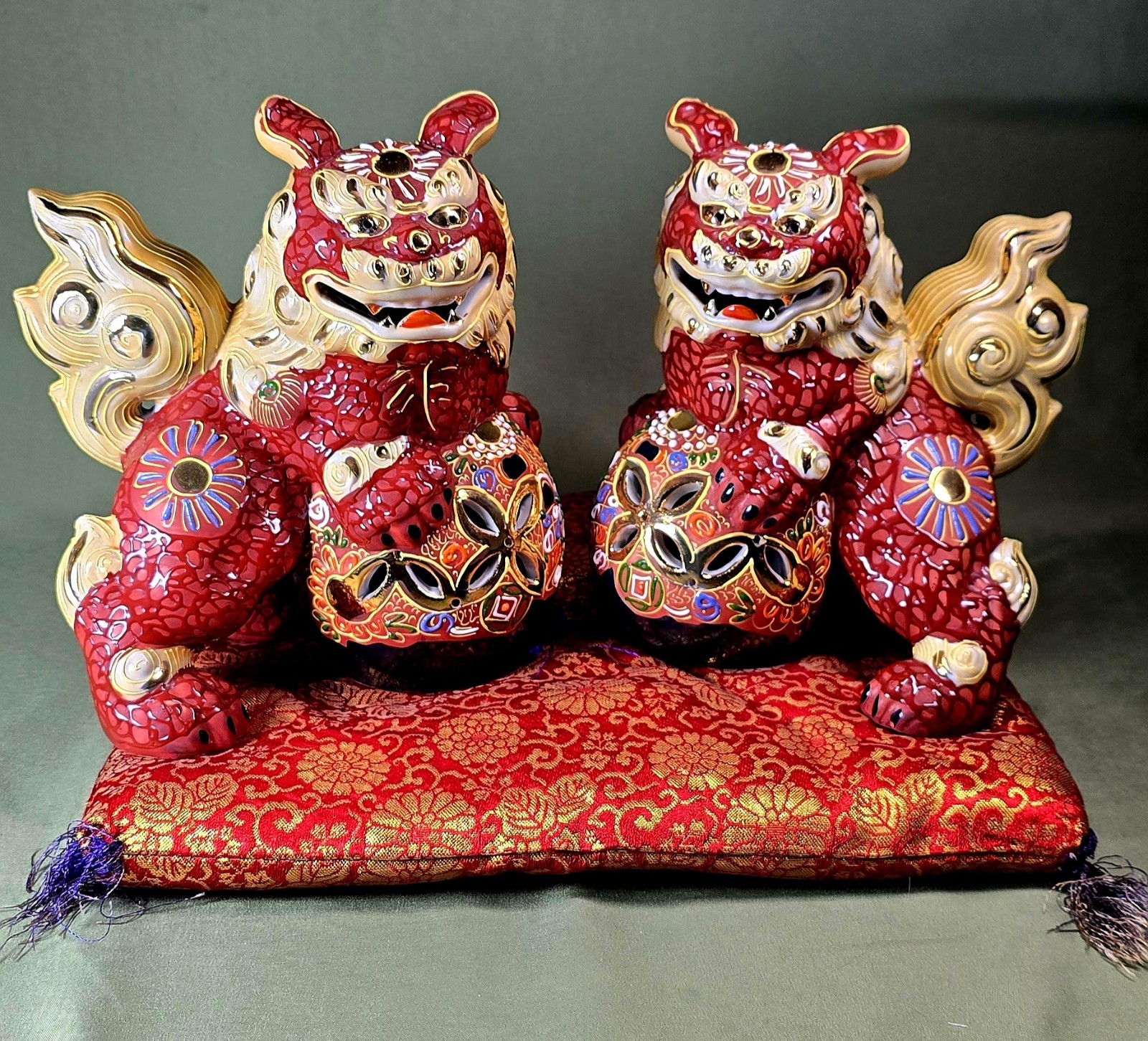 Vintage Japanese Kutani Porcelain Lion Figurines (2) + Pillow, Amazing Detail Vintage Japanese Kutani Porcelain Lion Figurines (2) + Pillow, Amazing Detail