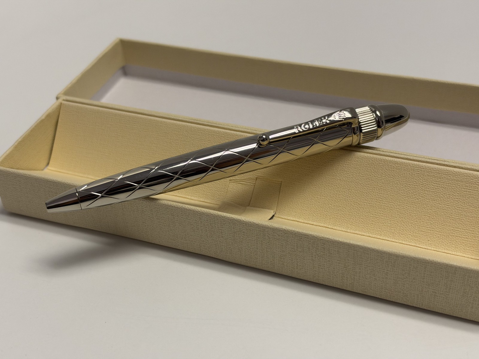 Rolex Silver Diamond Style Palladium Finish Ballpoint Pen – New in Box Rolex Silver Diamond Style Palladium Finish Ballpoint Pen – New in Box
